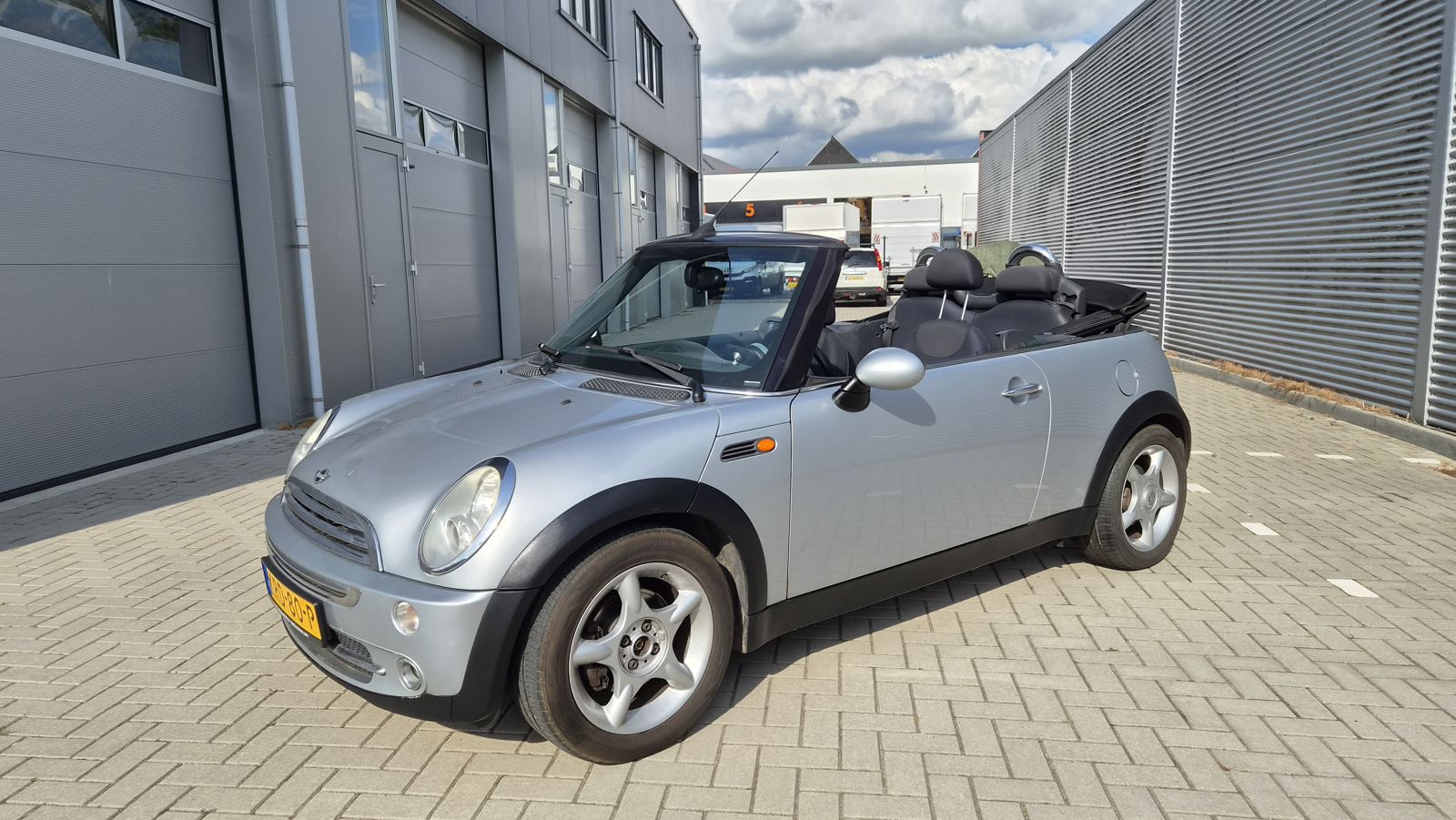 Mini Cooper Cabrio 2006 in zilver, foto 1